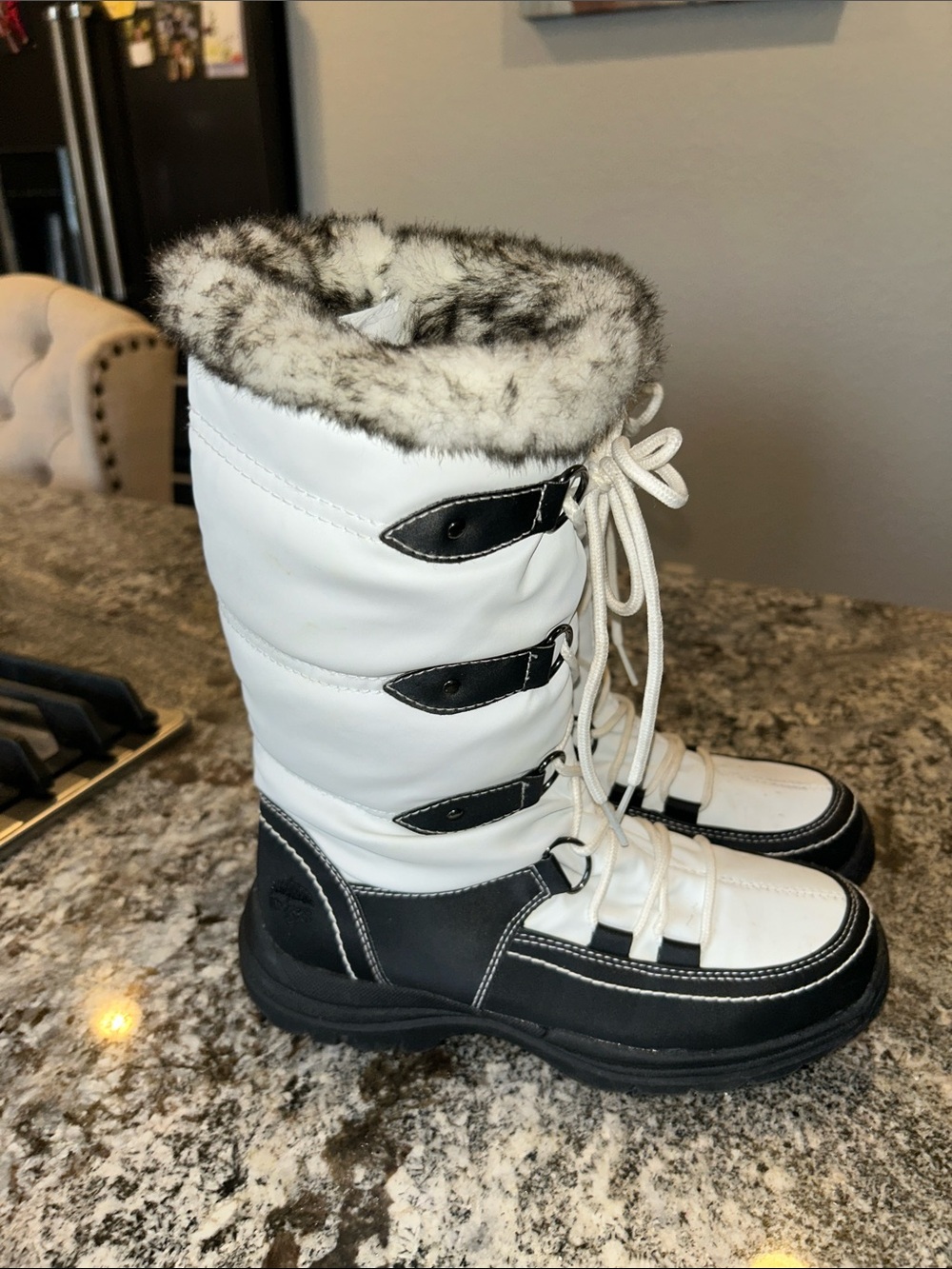 Totes White and Black Faux Fur Winter Lace-Up Boots 7